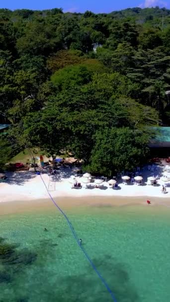 热带岛屿Koh Samet Thailand的空中无人驾驶飞机视图 从上方看泰国的热带海滩Koh Samed 白色热带海滩 有海滩座椅和雨伞 — 图库视频影像