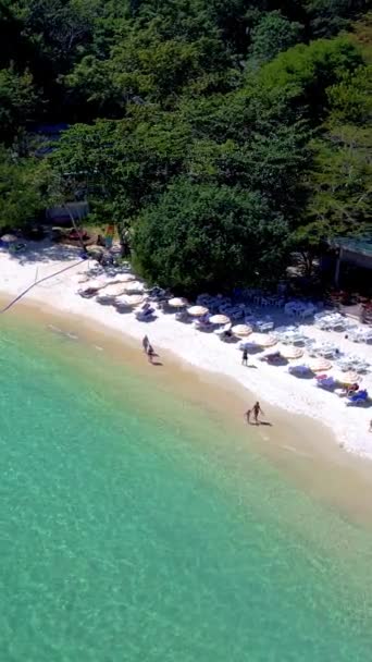 热带岛屿Koh Samet Thailand的空中无人驾驶飞机视图 从上方看泰国的热带海滩Koh Samed 海滩上有海滩座椅和雨伞 — 图库视频影像
