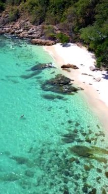 Tropikal ada Koh Samet Tayland 'daki hava aracı görüntüsü, Tayland' da tropikal bir sahil manzarası. Turkuaz renkli bir okyanusu olan güzel, gizli bir koy.