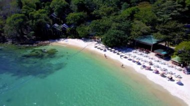 Tropikal ada Koh Samet Tayland 'daki hava aracı görüntüsü, Tayland' daki tropikal bir plajın yukarıdan görünüşü, turkuaz renkli bir okyanus.