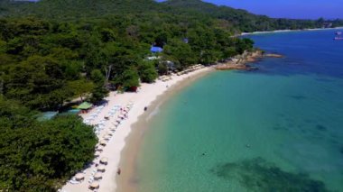 Tropikal ada Koh Samet Tayland 'daki hava aracı görüntüsü, Tayland' da tropikal bir sahil manzarası, Koh Samed, beyaz tropikal plaj.