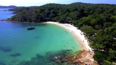 Tropikal ada Koh Samet Tayland 'daki hava aracı görüntüsü, güneşli bir günde Tayland' daki tropik bir plajın yukarıdan görüntüsü.