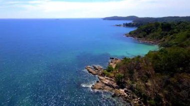 Tropikal ada Koh Samet Tayland 'ın insansız hava aracı görüntüsü, Tayland Koh Samed' deki tropik bir plajın yukarıdan görüntüsü.