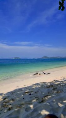 Ko Kham Adası 'nın tropik plajı Sattahip Chonburi Samaesan Tayland. Mavi turkuaz renkli okyanus güneşli bir günde