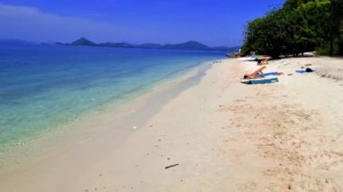 Ko Kham Adası 'nın tropik plajı Sattahip Chonburi Samaesan Tayland. Güneşli bir günde turkuaz renkli okyanuslu plaj sandalyesi