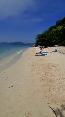 Ko Kham Adası sahilinde güneşli bir günde Sattahip Chonburi Samaesan Tayland 'da mavi okyanuslu renkli bir kano.