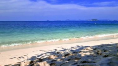 Ko Kham Adası 'nın tropik plajı Sattahip Chonburi Samaesan Tayland' da mavi turkuaz renkli bir okyanus.