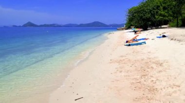 Ko Kham Adası 'nın tropik plajı Sattahip Chonburi Samaesan Tayland. Turkuaz renkli okyanuslu plaj sandalyesi.