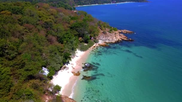 热带岛屿Koh Samet Thailand的空中无人驾驶飞机视图 从上方看泰国的热带海滩Koh Samed 热带海湾有一个草屋色的海洋 — 图库视频影像