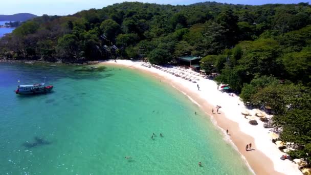 熱帯の島コ サメット タイの空中ドローンビューは タイのサメットの熱帯ビーチで上から眺めることができます ビーチチェアと傘付きのトロピカルビーチ — ストック動画