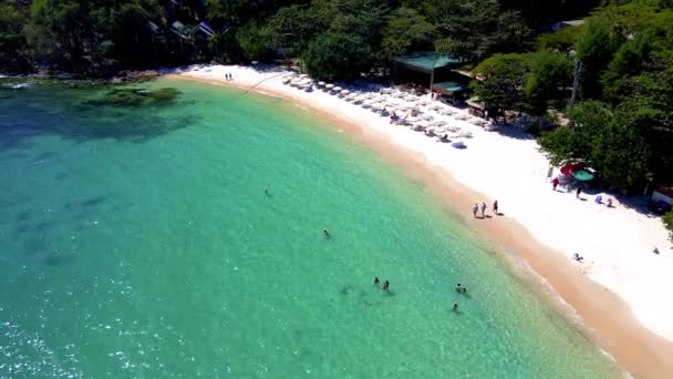 在热带岛屿Koh Samet Thailand的空中无人驾驶飞机视图 在泰国的热带海滩上 Koh Samed与人一起在海滩上 在蓝色的海洋中游泳 — 图库视频影像