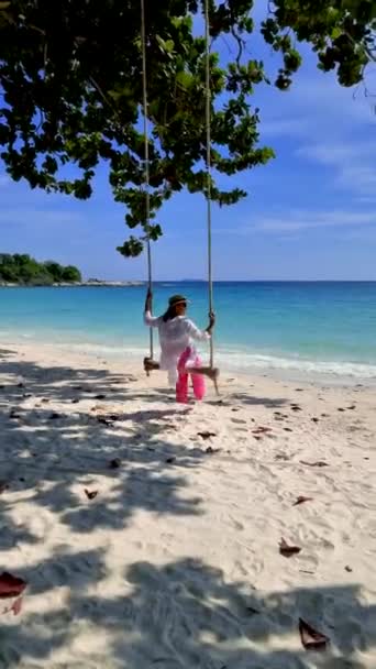 Azjatyckie Tajki Plaży Huśtawką Wyspie Koh Samet Tropical Island Koh — Wideo stockowe