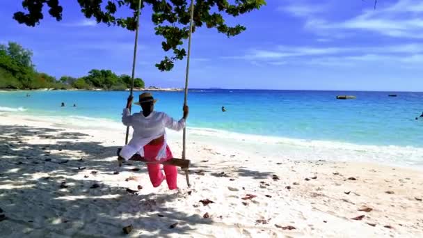 Azjatyckie Tajki Plaży Huśtawką Wyspie Koh Samet Tropical Island Koh — Wideo stockowe