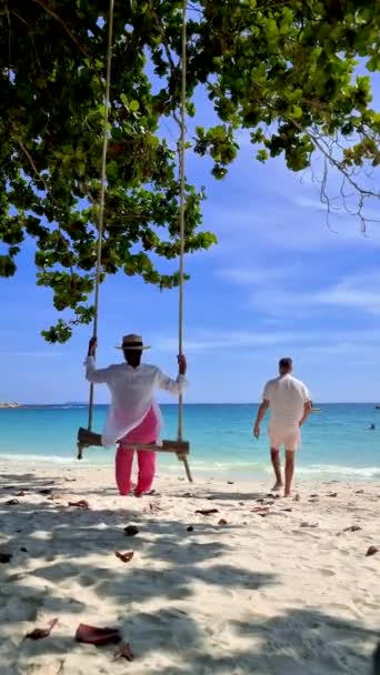 Kilka Kobiet Mężczyzn Plaży Huśtawką Wyspie Koh Samet Tropical Island — Wideo stockowe