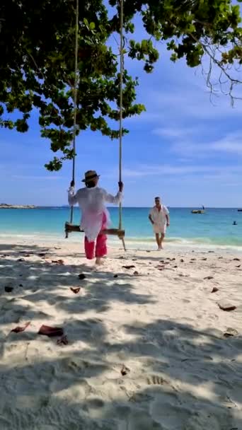 Para Azjatyckich Tajskich Kobiet Europejskich Mężczyzn Plaży Huśtawką Wyspie Koh — Wideo stockowe
