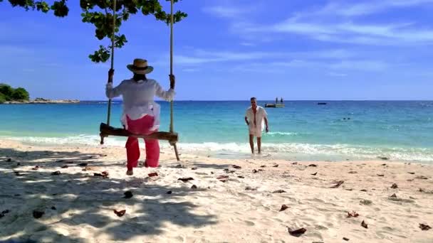 Par Mujeres Tailandesas Asiáticas Hombres Europeos Una Playa Con Columpio — Vídeos de Stock