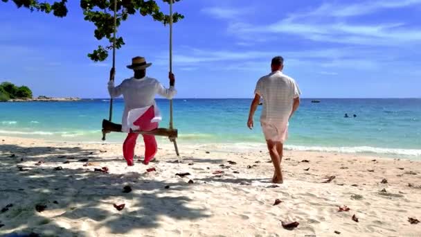 Pár Asijských Thajských Žen Evropských Mužů Pláži Houpačkou Ostrově Koh — Stock video
