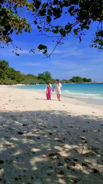 Par Mujeres Tailandesas Asiáticas Hombres Europeos Caminando Una Playa Isla — Vídeos de Stock