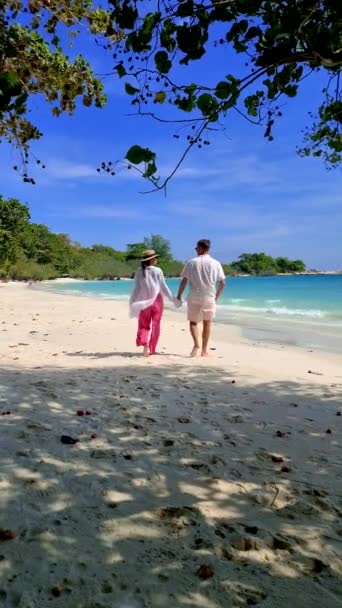 Pár Žen Mužů Pláži Ostrově Koh Samet Tropický Ostrov Koh — Stock video