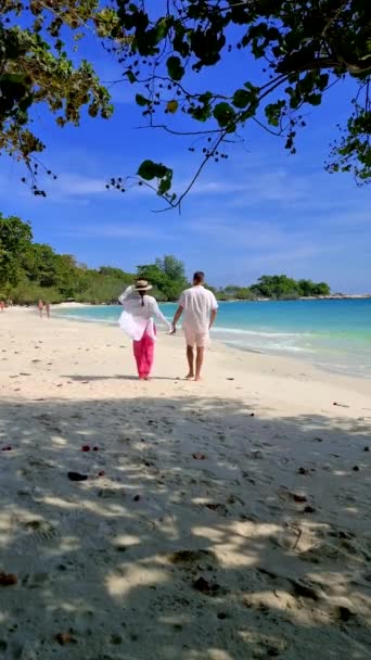 在阳光明媚的日子里 一对亚洲裔泰籍妇女和欧洲男子在泰国热带岛屿Koh Samet的一个白色热带海滩上漫步 与蓝色的大海同行 — 图库视频影像