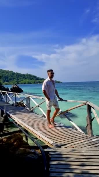 Європейські Чоловіки Під Час Подорожі Човні Острові Кхам Sattahip Чонбурі — стокове відео