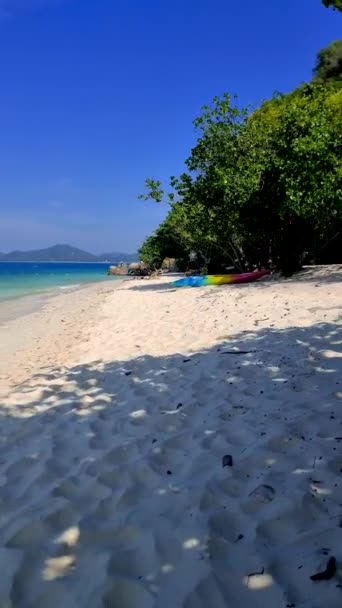 Een Kleurrijke Kajak Het Strand Van Kham Island Sattahip Chonburi — Stockvideo