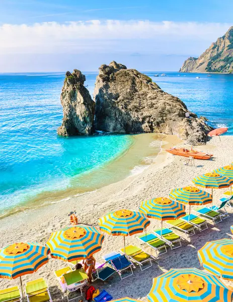 Oblázková Pláž Monterosso Dovolená Cinque Terre Monterosso Židle Slunečníky Vyplňují — Stock fotografie
