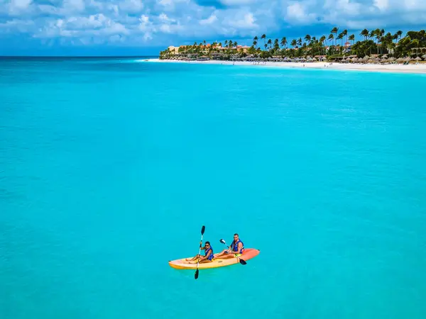 Пара Каяков Океане Отдыхе Карибском Море Острова Аруба Мужчина Женщина — стоковое фото