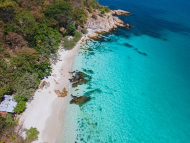Koh Samet Adası Tayland, Tayland 'ın Samed Adası' ndan havadan insansız hava aracı görüntüsü turkuaz renkli bir okyanus ve yukarıdan insansız hava aracı manzaralı beyaz bir tropikal plaj.