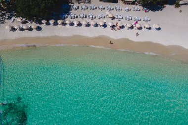 Koh Samet Adası Tayland, Tayland 'ın Samed Adası' ndan deniz manzaralı turkuaz renkli bir okyanus ve plaj sandalyeleri ve şemsiyeli beyaz bir tropikal plaj.
