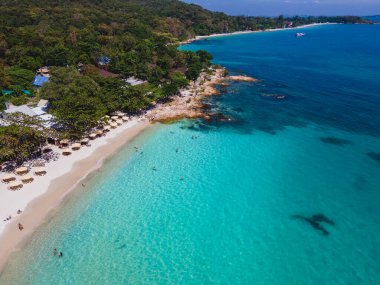 Koh Samet Adası Tayland, Tayland 'ın Samed Adası' ndan deniz manzaralı turkuaz renkli bir okyanus ve plaj sandalyeleri ve şemsiyeli beyaz bir tropikal plaj.