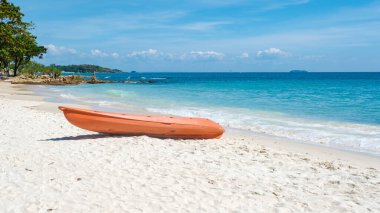Koh Samet Adası Rayong Tayland, Samed Adası 'nın beyaz tropikal sahilinde bir kano. Akşamüstü güneşinde turkuaz renkli bir okyanus.