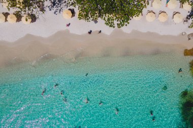 Tatil sırasında Koh Samet Adası 'nın okyanusunda yüzen insanlar Tayland' ın Samed Adası 'nda yukarıdan görünüşlü bir turkuaz kulübesi olan insansız hava aracı. 