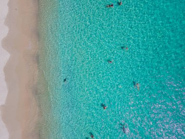 Tatil sırasında Koh Samet Adası 'nın okyanusunda yüzen insanlar Tayland' ın Samed Adası 'nda yukarıdan görünüşlü bir turkuaz kulübesi olan insansız hava aracı. 