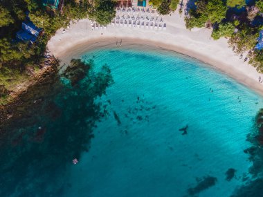 Koh Samet Adası Tayland, Tayland 'ın Samed Adası' ndan havadan insansız hava aracı görüntüsü, turkuaz renkli bir okyanus ve adada gizli bir körfezde beyaz bir tropikal plaj.
