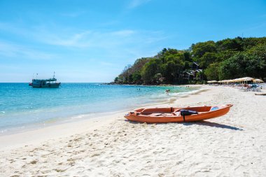 Koh Samet Adası Rayong Tayland, güneşli bir günde turkuaz renkli bir okyanusla Samed Adası 'nın beyaz tropik plajında bir kano.