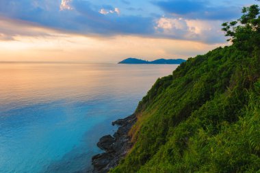 Koh Samet Adası Rayong Tayland, Samed Adası 'nın beyaz tropikal plajı turkuaz renkli okyanusu olan, ada manzaralı gün batımı.