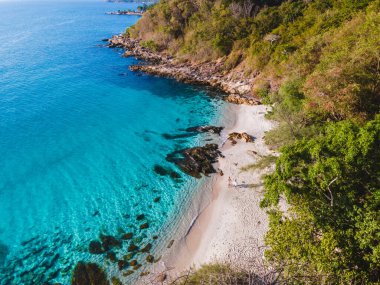 Koh Samet Adası Tayland, Tayland 'da Samed Adası' nda turkuaz renkli bir okyanus ve tatil sırasında beyaz bir tropikal plajı olan bir çift erkek ve kadının yukarıdan görünüşü.