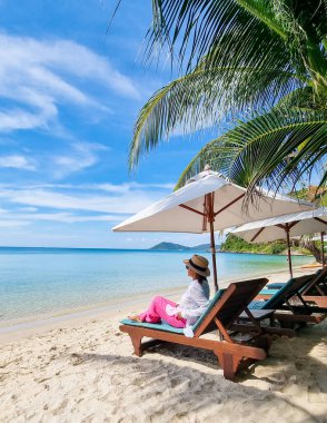 Samed Adası 'nın beyaz tropikal plajı olan Koh Samet Adası Rayong Tayland sahilinde, turkuaz renkli bir okyanusu olan Asyalı bir kadın.