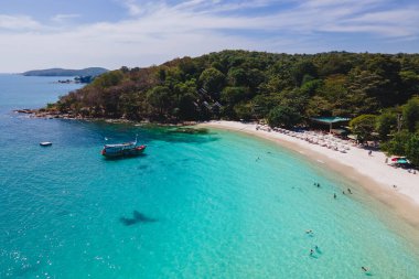 Tayland 'ın Koh Samet Adası' nda tatilde okyanusta yüzen insanlar, Tayland 'ın Samed Adası' nda turkuaz renkli bir okyanusu olan havadan insansız hava aracı görüntüsü. 