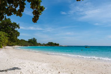 Koh Samet Adası Rayong Tayland, Samed Adası 'nın turkuaz renkli okyanuslu beyaz tropikal plajı.