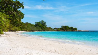 Koh Samet Adası 'nda beyaz tropikal bir plaj. Rayong Tayland, Samed Adası' nın beyaz tropikal plajı. Turkuaz renkli bir okyanusu var.