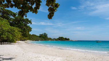 Koh Samet Adası Rayong Tayland, Samed Adası 'nın beyaz tropikal bir plajı ve öğleden sonra güneşinde turkuaz renkli bir okyanusu var.