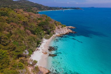 Koh Samet Adası Tayland, Tayland 'ın Samed Adası' ndan havadan insansız hava aracı görüntüsü, turkuaz renkli bir okyanus ve beyaz bir tropikal koy.