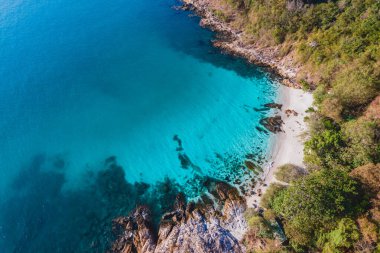 Tayland 'ın Koh Samet Adası' ndaki tropik körfez lagünü. Tayland 'ın Samed Adası' ndan havadan insansız hava aracı görüntüsü. Turkuaz renkli bir okyanusu ve beyaz tropikal bir plajı var.