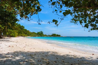 Koh Samet Adası 'nda beyaz tropikal bir plaj. Rayong Tayland, Samed Adası' nın beyaz tropikal plajı. Turkuaz renkli bir okyanusu var.