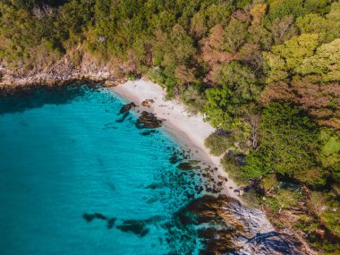 Tayland 'ın Koh Samet Adası' ndaki tropik körfez lagünü. Tayland 'ın Samed Adası' ndan havadan insansız hava aracı görüntüsü. Turkuaz renkli bir okyanusu ve beyaz tropikal bir plajı var.