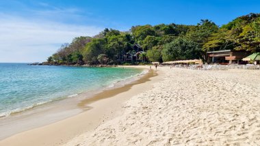 Koh Samet Adası Rayong Tayland, Samed Adası 'nın beyaz tropikal plajı. Güneşli bir günde turkuaz renkli bir okyanus. Plaj sandalyeleri de plajda.