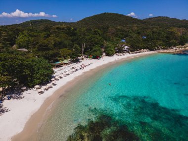 Koh Samet Adası Tayland, Tayland 'ın Samed Adası' ndan havadan insansız hava aracı görüntüsü turkuaz renkli bir okyanus ve yukarıdan insansız hava aracı manzaralı beyaz bir tropikal plaj.