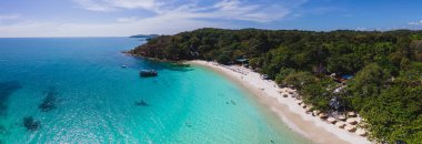 Koh Samet Adası Tayland, Tayland 'ın Samed Adası' ndan havadan insansız hava aracı görüntüsü turkuaz renkli bir okyanus ve yukarıdan insansız hava aracı manzaralı beyaz bir tropikal plaj.